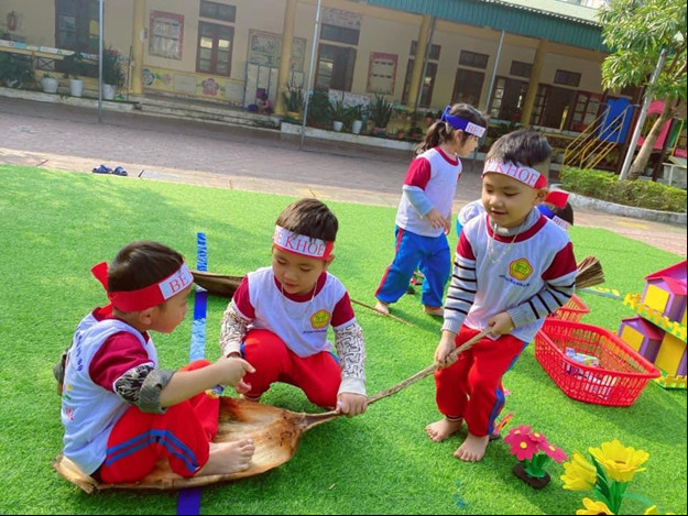 Các bạn lớp hào hứng trong giờ hoạt động Ngoài giờ lên lớp