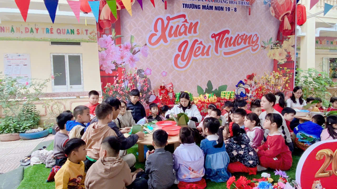 HOẠT ĐỘNG TRẢI NGHIỆM: “GÓI BÁNH CHƯNG XANH” CỦA CÔ VÀ TRÒ TRƯỜNG MẦM NON 19-8